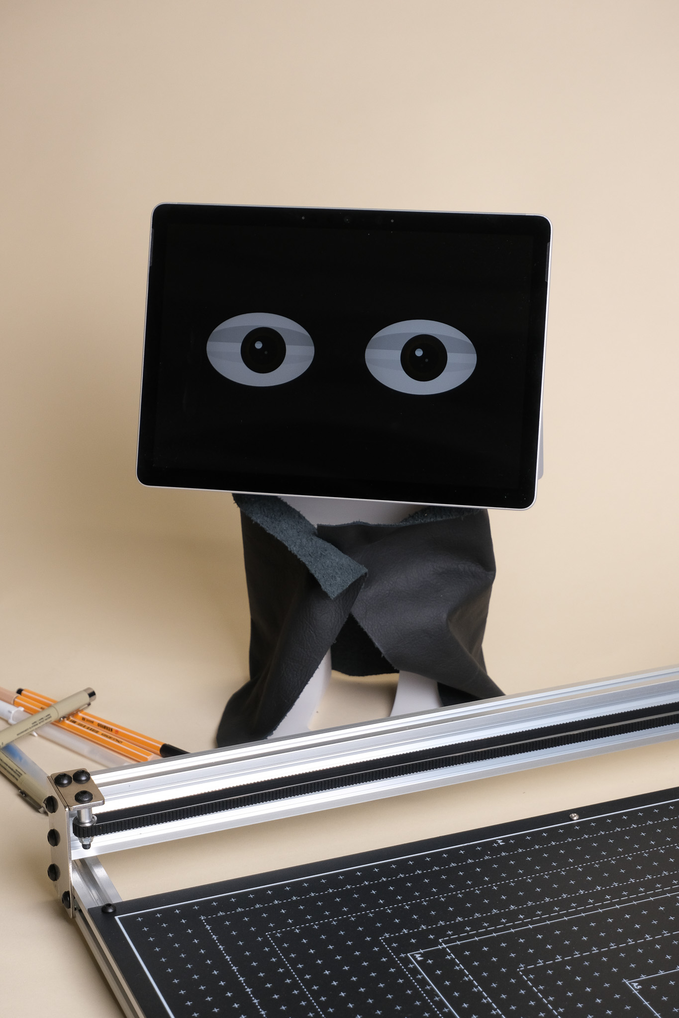 Plutarco — Surface Go with animated eyes, pen plotter, and drawing tools